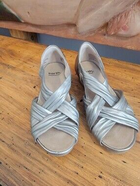 Earth "Ficus Gemini" Sz 8 Metallic Champagne Gold Leather Sandals 1" Wedge